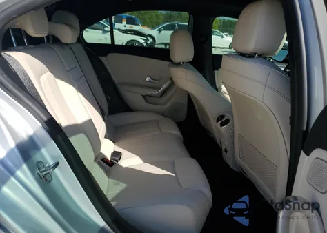 2021 Mercedes-Benz A 220 z USA, uszkodzony, nr VIN W1K3G4EB0MJ271544